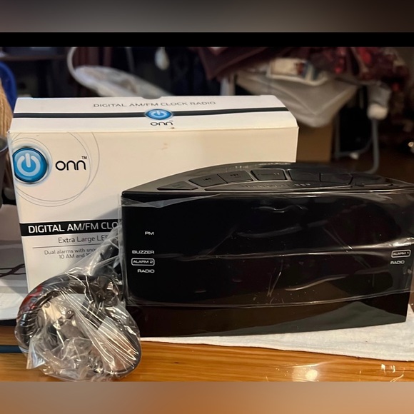 Onn digital AM/FM clock radio, alarm clock, new in box, black - Picture 2 of 7
